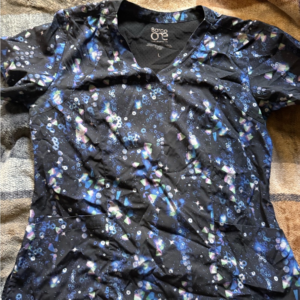 Barco One Women's Black V-Neck Top with Blue Iridescent Print